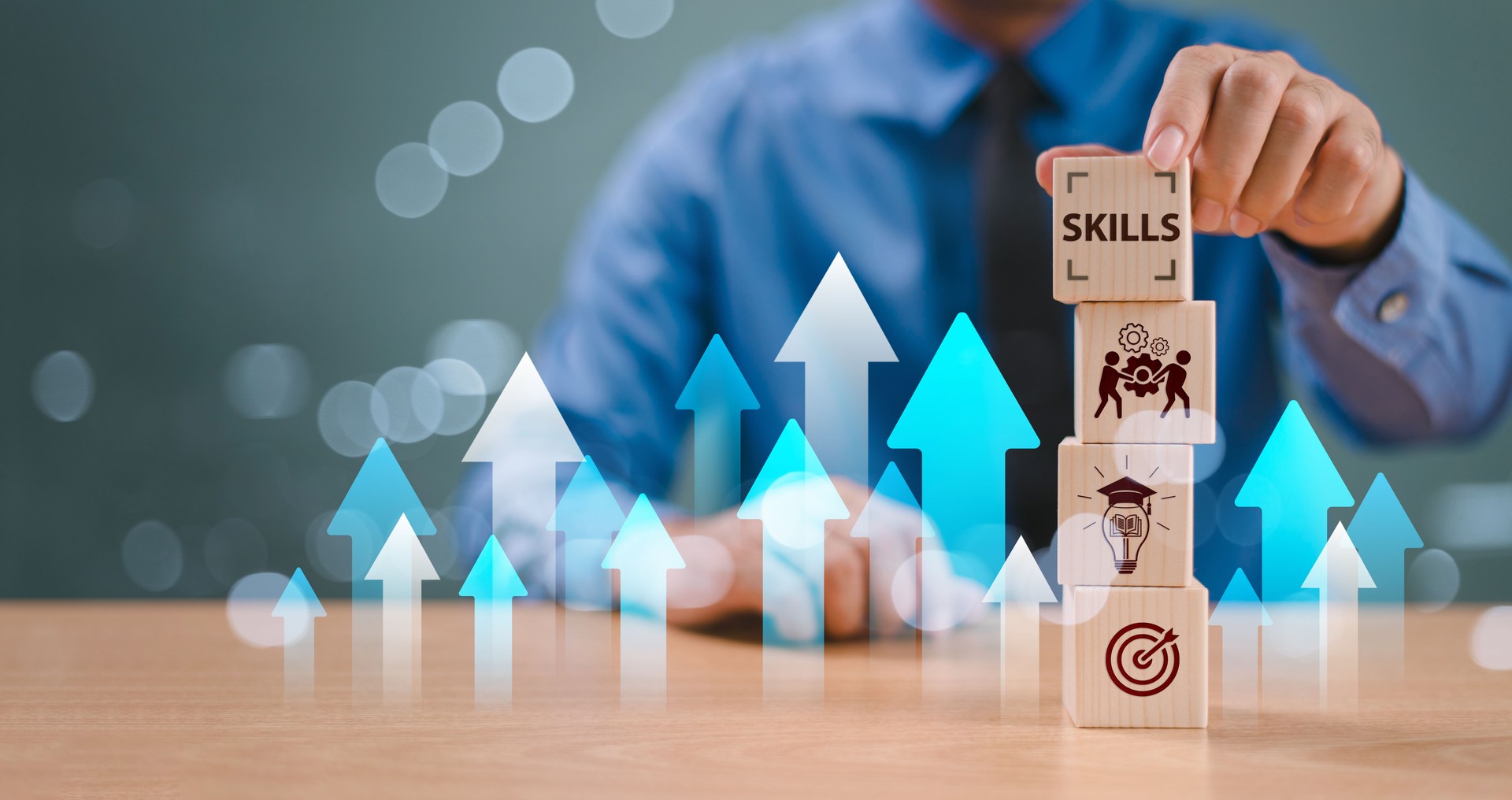 Concepto de desarrollo de competencias. Entrenamiento de habilidades nuevas para la evolución de la tecnología. Liderazgo en el pensamiento. Cubo de madera de mano, icono digital de habilidad blanda. Educación, aprendizaje, talento